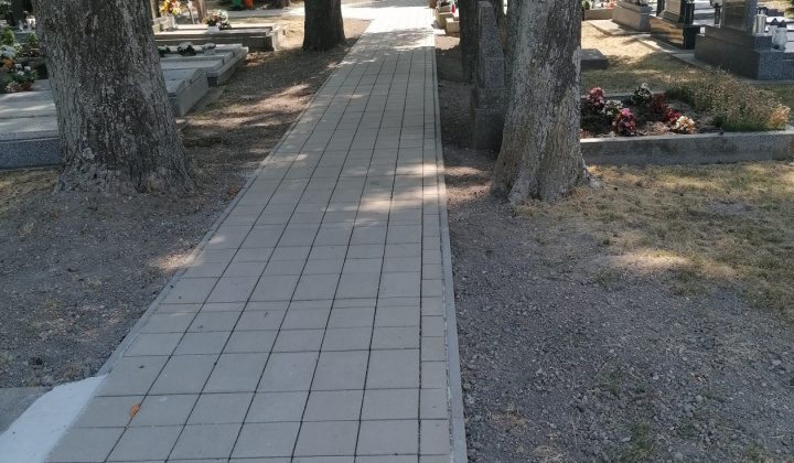 Térkövezés a helyi temetőben 