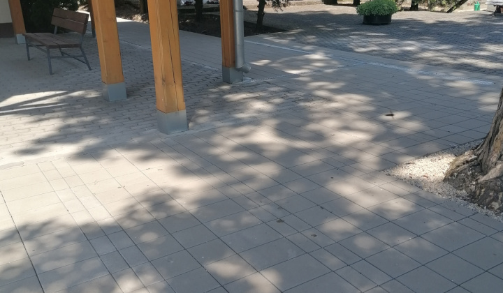 Térkövezés a helyi temetőben 