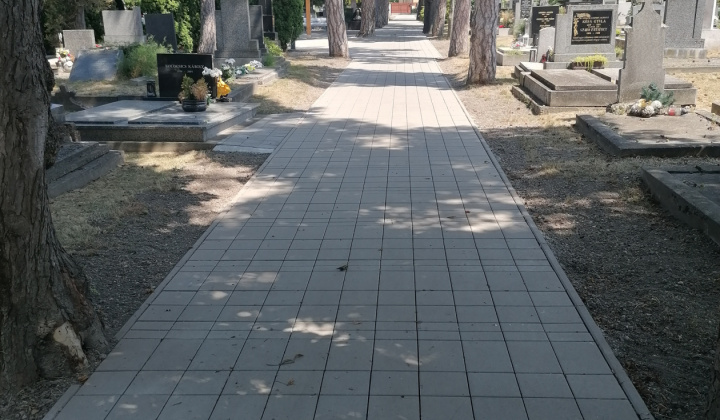 Térkövezés a helyi temetőben 