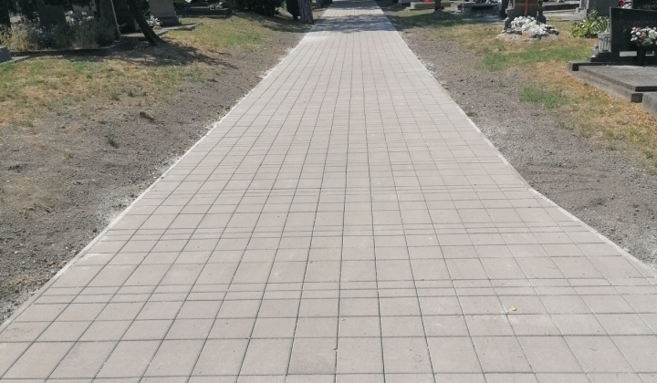 Térkövezés a helyi temetőben 