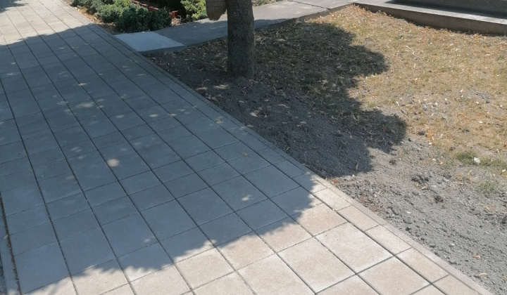 Térkövezés a helyi temetőben 