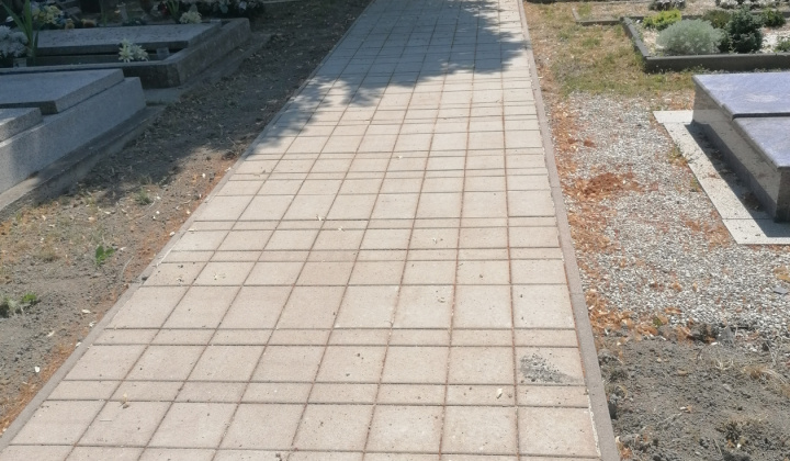 Térkövezés a helyi temetőben 