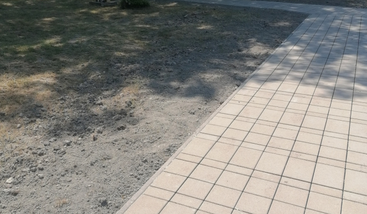 Térkövezés a helyi temetőben 