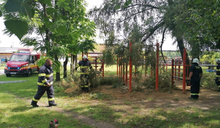 Technická pomoc DHZ v uliciach: 29.augusta a Športová 04.06.2022